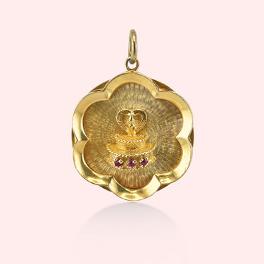 Cake Medallion with Scalloped Frame