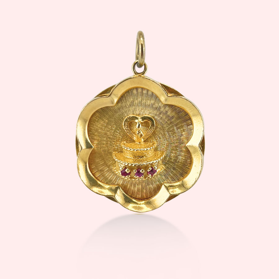 Cake Medallion with Scalloped Frame