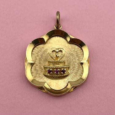 Cake Medallion with Scalloped Frame