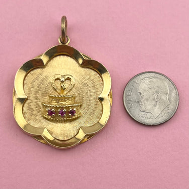 Cake Medallion with Scalloped Frame