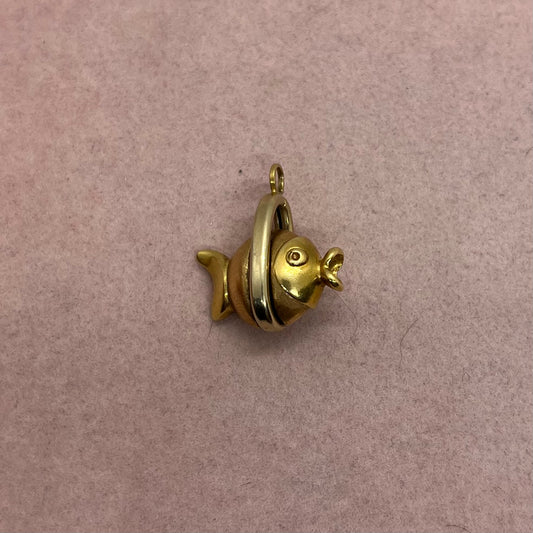 Moving Fish Pendant With Puckered Lips (18k, Italy)